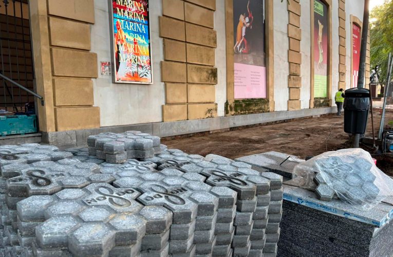 El Ayuntamiento mejora el pavimento del acceso principal al Maestranza con las nuevas baldosas del NO8DO — Actualidad