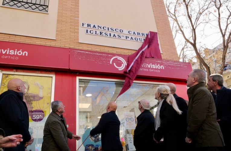 El alcalde destaca la figura de Paquili como símbolo del talento de Sevilla tiemble del Cerro del águila, durante la rotulación completa de la calle Francisco Carrera Iglesias “Paquili”