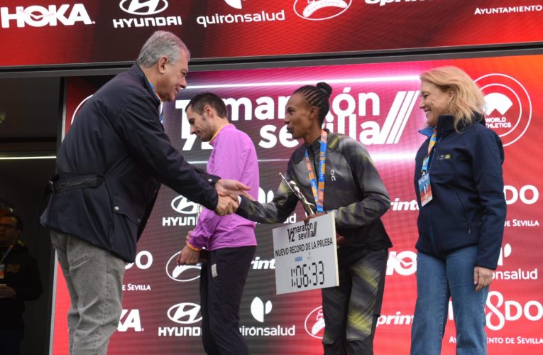 El alcalde Sanz asiste al medio maratón de Sevilla, que esta edición ha batido récord de participación con 20 000 corredores y la marca femenina de la prueba