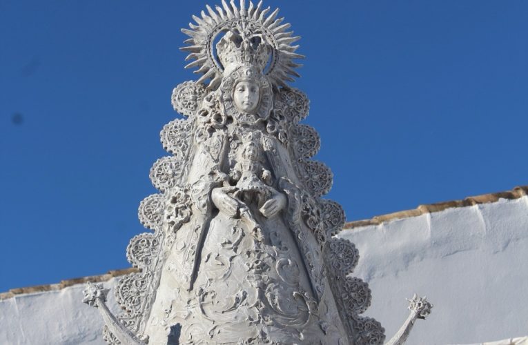 Bendición de un monumento a la Virgen del Rocío en Chucena