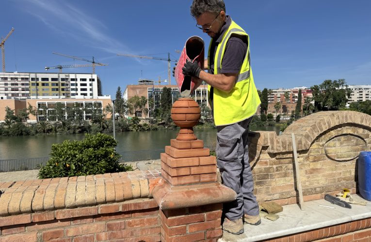 El Ayuntamiento finaliza los trabajos de restauración de los bancos y muro del Paseo de las Delicias — Actualidad