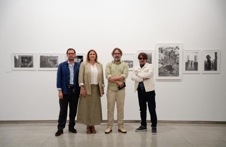El Ayuntamiento inaugura la exposición de Pive Amador ‘Maquinaciones para un decenio’ en la Sala Atín Aya — Actualidad