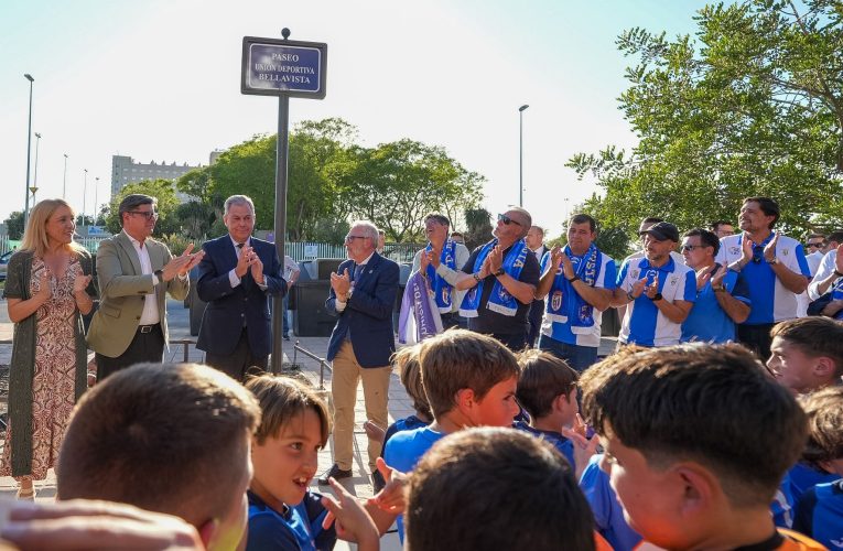 La Unión Deportiva Bellavista ya tiene un paseo con su nombre en su barrio tras haber dedicado 50 años a trabajar por los vecinos desde el deporte
