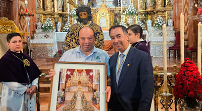 La Hermandad de la Macarena reconoce la trayectoria del capiller Juan Antonio Alcón de la Torre en su XXV aniversario de servicio