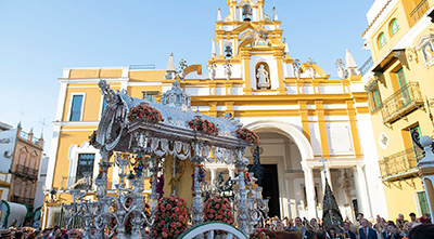 Los peregrinos de la Hermandad del Rocío de la Macarena se despidieron ante la Virgen de la Esperanza antes de partir hacia la aldea almonteña