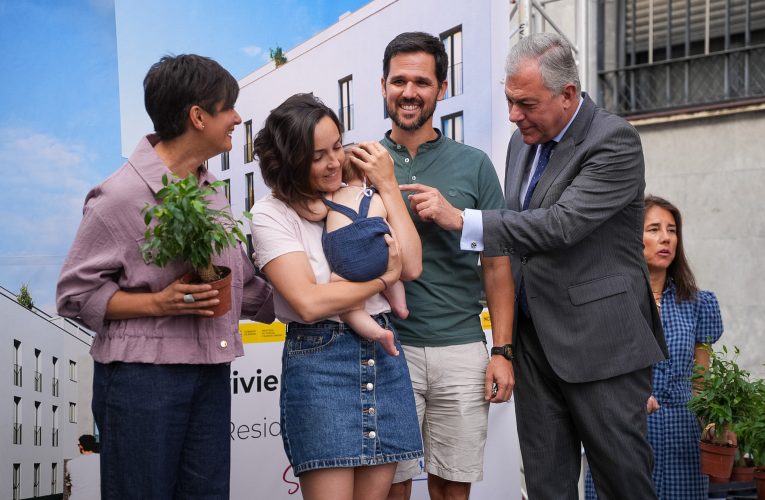 El alcalde Sanz entrega las llaves de las 16 viviendas de la promoción de Emvisesa La María, donde el Ayuntamiento ha invertido 1 560 842,69 euros