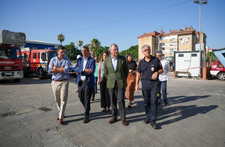El alcalde destaca la inversión de 1,5 millones euros para renovar los parques de bomberos en una visita a las obras del edificio del Polígono Sur