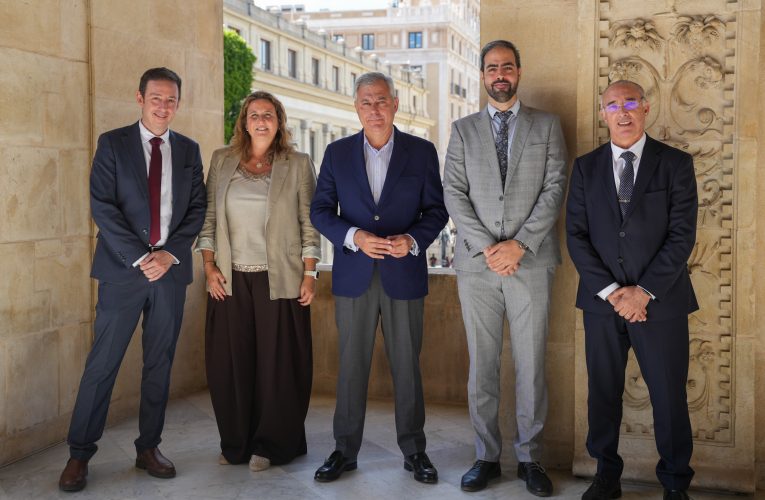 José Luis Sanz recibe al nuevo director del Aeropuerto de Sevilla y agradece la labor de Sergio Millanes al frente de la infraestructura
