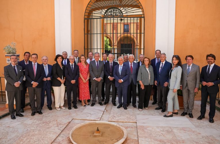 El alcalde Sanz recibe en el Real Alcázar a la Real Fundación Andalucía-América — Actualidad