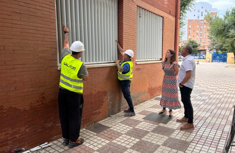 El Ayuntamiento ejecuta obras de mejora energética y tratamiento antivandalismo en 16 colegios públicos de Sevilla con una inversión de más de 712 000 euros