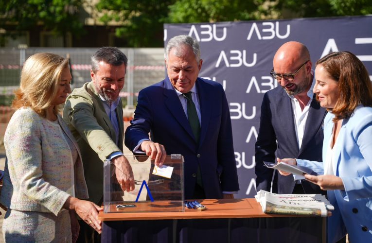 El alcalde de Sevilla destaca el momento histórico que vive la ciudad en materia de vivienda durante el acto de colocación de la primera piedra del residencial El Prado