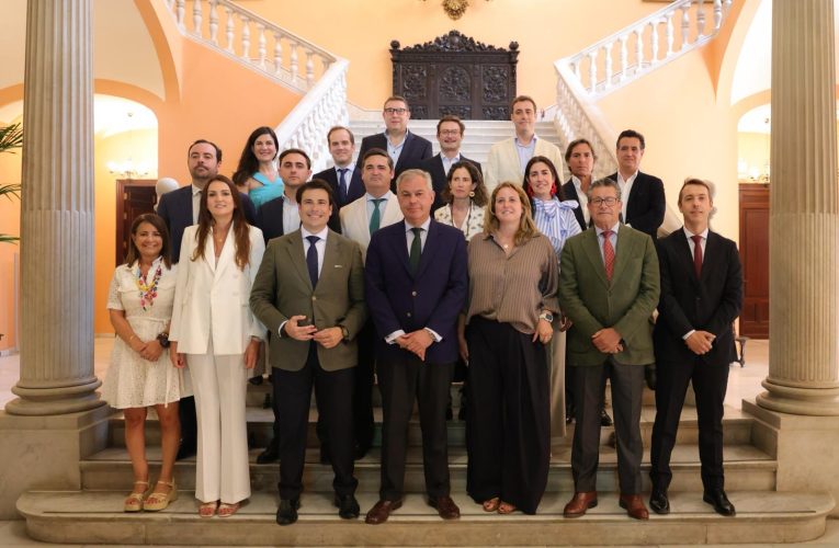 El alcalde Sanz recibe en el Ayuntamiento a la nueva junta directiva de ASET y reafirma el compromiso municipal con el sector turístico