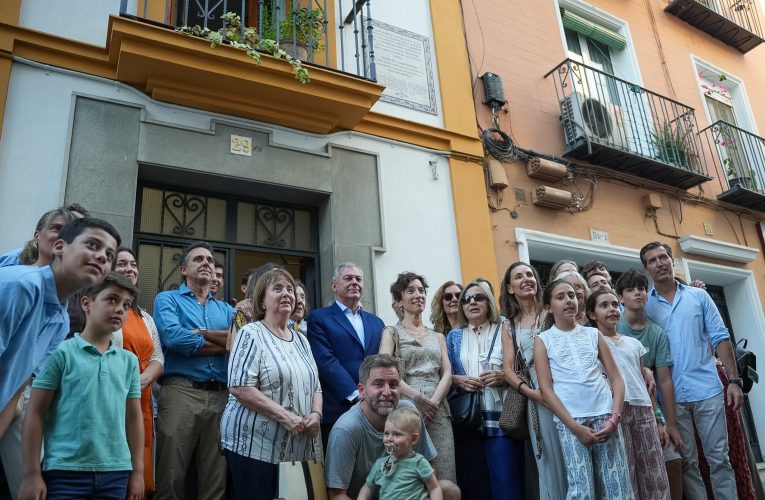 José Luis Sanz reivindica el legado de Aníbal González a Sevilla en el 150 aniversario de su nacimiento con la colocación de un azulejo conmemorativo en su casa natal