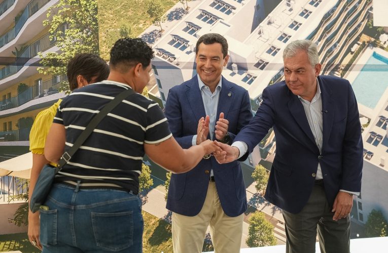 El alcalde Sanz entrega 137 viviendas en Palmas Altas (Residencial Puerta Jerez) , donde el Ayuntamiento de Sevilla ha invertido 15,7 millones de euros