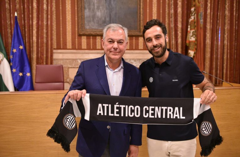 El alcalde recibe en el Ayuntamiento al Atlético Central, club que ha hecho historia y que en solo ocho años ha logrado cinco ascensos y ha subido a Segunda RFEF, la cuarta categoría del fútbol español