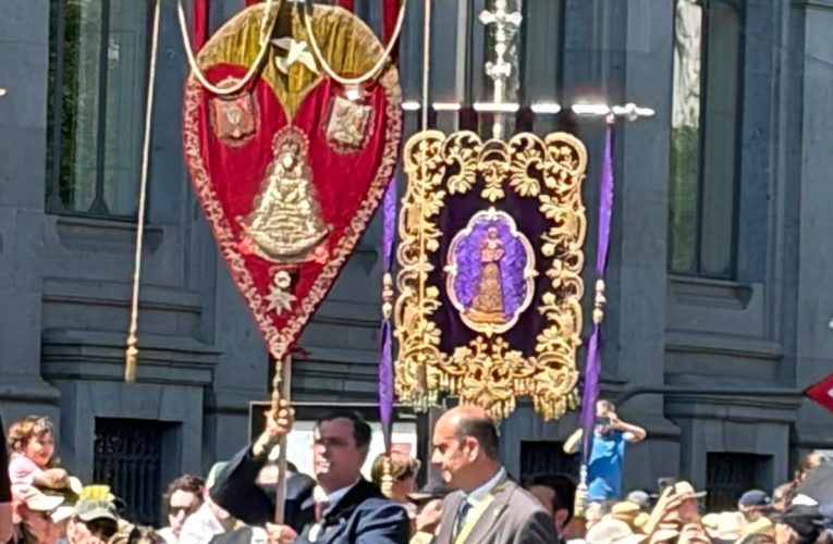 El Simpecado de la Hermandad del Rocío de Madrid en la procesión del Corpus presidida por el Papa