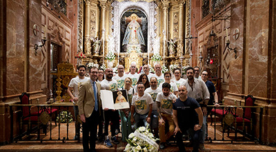 Un nutrido grupo de peregrinos llegan desde Olivares a la Basílica de la Macarena