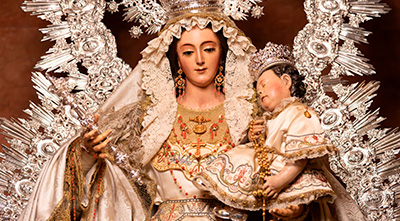 Cambio de vestimenta de Nuestra Señora del Santo Rosario para el tiempo estival