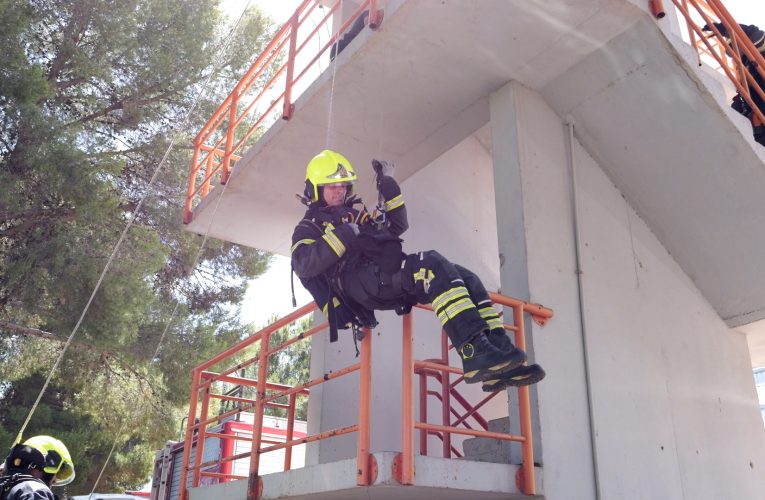 Los Bomberos del Ayuntamiento de Sevilla se forman para poner en uso el nuevo material de rescate en altura — Actualidad