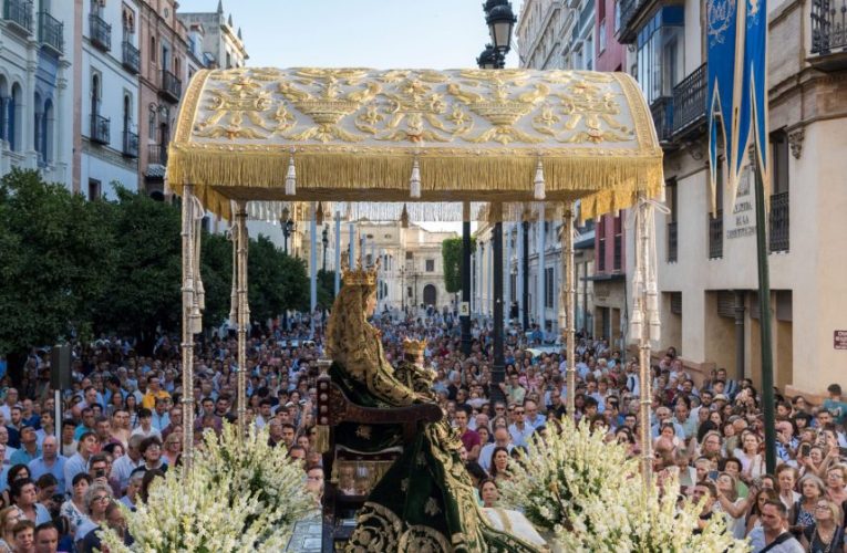 UNA FOTOGRAFÍA DE MIGUEL ÁNGEL OSUNA ILUSTRA EL CARTEL DEL DÍA DE LA VIRGEN 2026