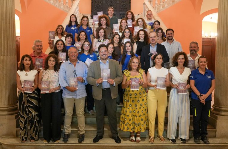 El Ayuntamiento de Sevilla presenta la nueva Guía de Servicios de Derechos Sociales, un documento pionero que unifica en una sola publicación toda la oferta de atención social municipal