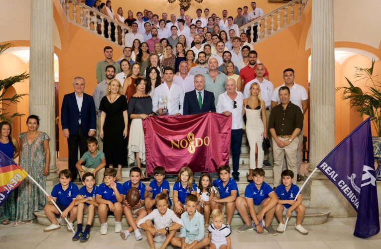 El alcalde de Sevilla recibe en el Ayuntamiento de Sevilla a Manu Moreno, jugador internacional de Rugby 7 — Actualidad
