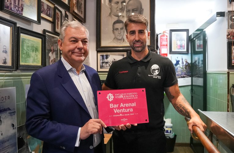 El alcalde de Sevilla entrega al Bar Arenal Ventura la placa que lo distingue como “Establecimiento Emblemático de la Ciudad de Sevilla” en reconocimiento a más de ocho décadas de historia
