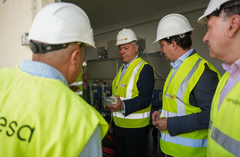 El alcalde Sanz visita Palmete para supervisar los trabajos de instalación de uno de los 23 centros de transformación nuevos que Endesa instala en Sevilla para mejorar el suministro eléctrico