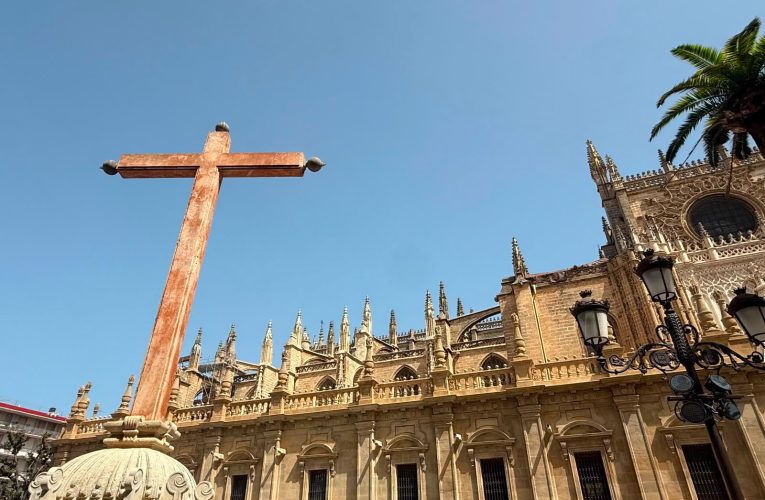 El Gobierno de Sanz devuelve el tono original a la Cruz de los Juramentos y recupera el esplendor de uno de los símbolos del Siglo de Oro de Sevilla