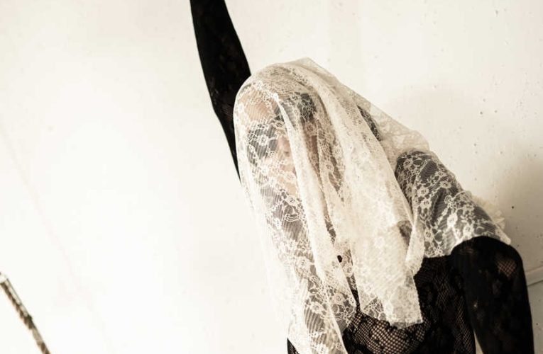 La Bienal acogerá el estreno absoluto del nuevo proyecto de Ana Morales ‘Rapsodia. Fantasía subterránea’, una inmersión en las profundidades de Sevilla para explorar el misterio del proceso creativo