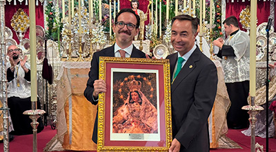 La Hermandad de la Macarena entrega la Cruz de la Esperanza a la Divina pastora con motivo de su Coronación Canónica