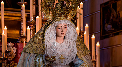 Préstamo del manto blanco de la Virgen de la Esperanza a la Virgen del Rosario de Alcalá de Guadaíra