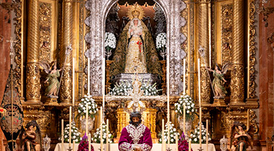La Hermandad de la Macarena dispone el altar para la Exaltación a la Santa Cruz en honor al Señor de la Sentencia